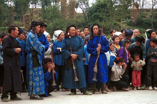 Jpeg 53K  0110D37 Musicians resting in Gan He village, Ya Rong township, Huishui county, Guizhou province, south-west China. The people living in this village are known as Qing Miao.