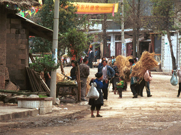 Jpeg 108K Busy street scene in Bai Jin township, Huishui county, Guizhou province 0110C01