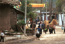 to Jpeg 108K Busy street scene in Bai Jin township, Huishui county, Guizhou province 0110C01