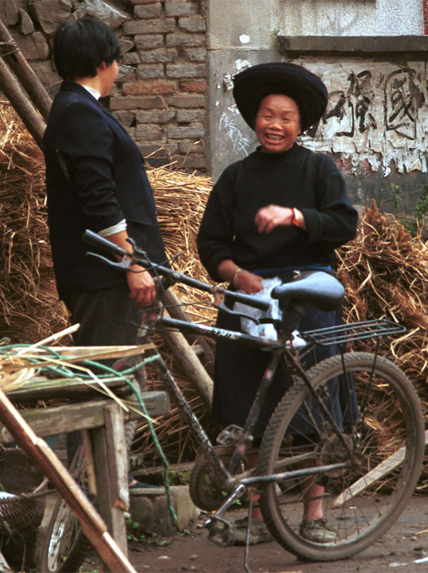 Jpeg 148K Miao women talking in Bai Jin township, Huishui county, Guizhou province 0110C03