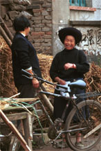 to Jpeg 148K Miao women talking in Bai Jin township, Huishui county, Guizhou province 0110C03