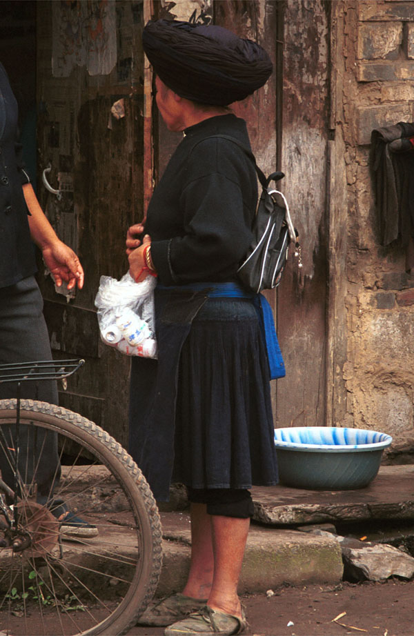 Jpeg 138K Miao woman in Bai Jin township, Huishui county, Guizhou province 0110C04