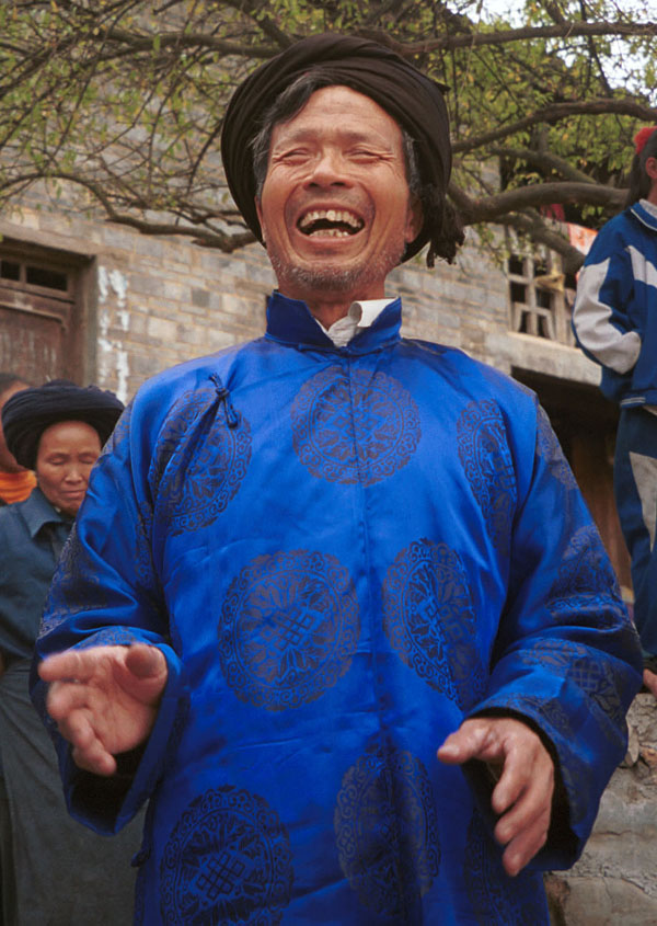 Jpeg 139K Head man of Gao Zhai village, Bai Jin township, Huishui county, Guizhou province welcoming us to the village having put on a splendid silk coat over his working clothes 0110C12