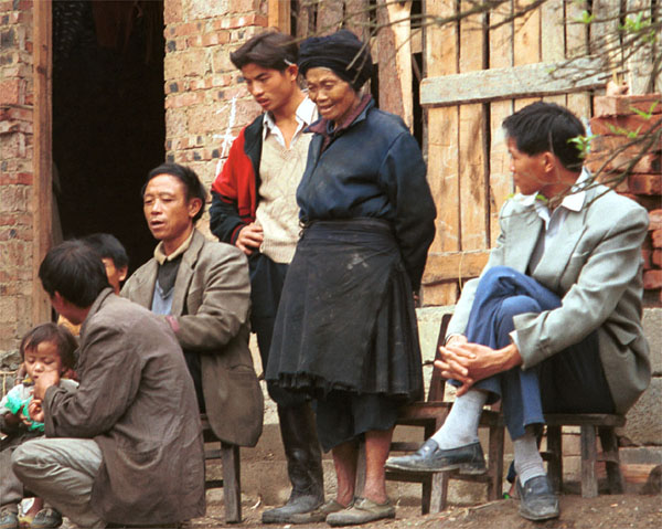 Jpeg 95K Iron beating Miao watching the proceedings, Gao Zhai village, Bai Jin township, Huishui county, Guizhou province 0110C33