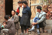 to Jpeg 95K Iron beating Miao watching the proceedings, Gao Zhai village, Bai Jin township, Huishui county, Guizhou province 0110C33