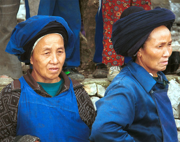 Jpeg 89K Iron beating Miao older women watching the proceedings, Gao Zhai village, Bai Jin township, Huishui county, Guizhou province 0110C34