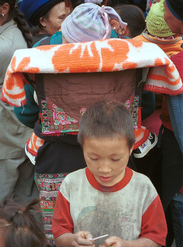 Jpeg 128K Iron beating Miao embroidered baby carrier in the crowd in Gao Zhai village, Bai Jin township, Huishui county, Guizhou province 0110D07