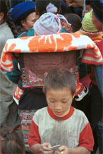 to Jpeg 128K Iron beating Miao embroidered baby carrier in the crowd in Gao Zhai village, Bai Jin township, Huishui county, Guizhou province 0110D07