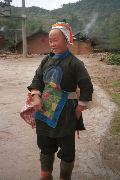 Jpeg 57K 0100F27 Gejia woman, Ma Tang village, Kaili City, Guizhou province.