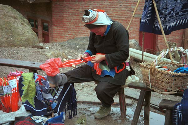 Jpeg 58K 0111G26 Gejia woman weaving a braid. Ma Tang village, Kaili City, Guizhou province. 