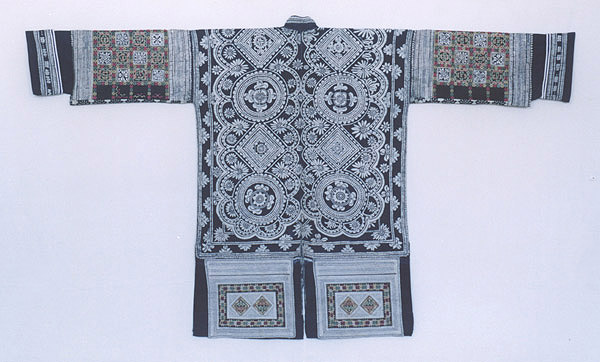 Jpeg 64K 46 J8 This Ge Jia jacket has been waxed on two pieces of hand-spun and woven cloth (tu bu).