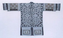 to Jpeg 64K 46 J8 This Ge Jia jacket has been waxed on two pieces of hand-spun and woven cloth (tu bu).