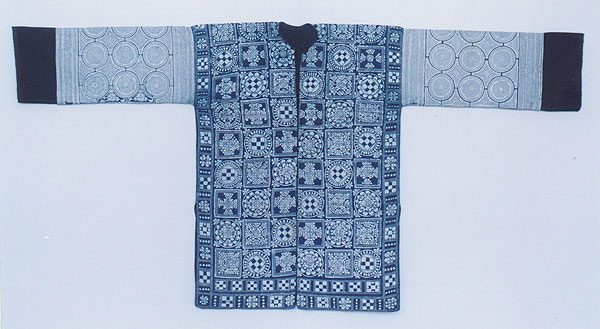 Jpeg 59K 49 J3 This Ge Jia jacket is earlier that the other two in this row of the photogallery (probably early 20th century) showing a traditional pattern on a single piece of market bought machine-made (yang bu) cotton which allows for much finer work. 