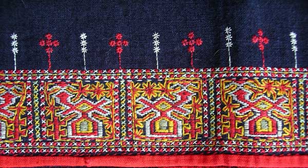 Jpeg 56K 1469 embroidered border on bottom front of Ba sa dung woman's blouse