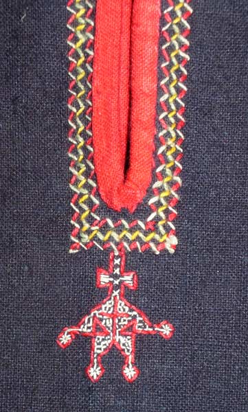 Jpeg 54K 1472 detail of embroidery on the front neck opening of Ba sa dung Li blouse