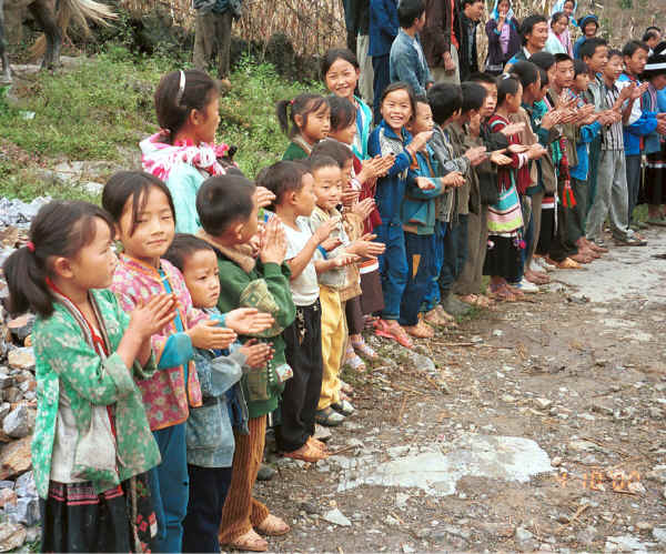 Line of young Side comb Miao children welcoming us to Long Dong village, De Wo township, Longlin country, Guangxi province 0010d25.jpg