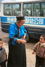 to Jpeg 78K Lao Han woman with children who came to see what was happening at the Miao village. She felt that she was not looking smart enough in her apron so took it off to be photographed. Lou Jia Zhuang village, Anshun city, Guizhou province 0110A30 