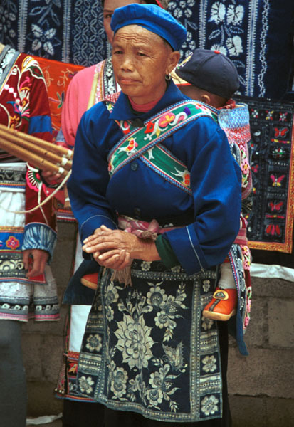 to Jpeg 94K Miao woman with baby in waxed (batik) and embroidered baby carrier in Lou Jia Zhuang village, Anshun city, Guizhou province 0110B10