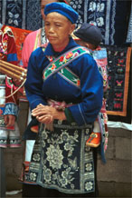 to Jpeg 94K Miao woman with baby in waxed (batik) and embroidered baby carrier in Lou Jia Zhuang village, Anshun city, Guizhou province 0110B10