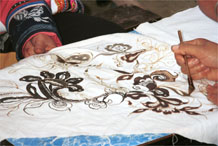 to Jpeg 66K Applying the wax resist using a la dio (literally 'wax knife'). Lou Jia Zhuang village, Anshun city, Guizhou province. 0110B23