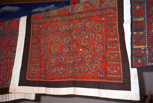 Jpeg 102K Wax resist (batik), indigo, red and yellow dyed baby carrier piece, Lou Jia Zhuang village, Anshun city, Guizhou province 0110B33