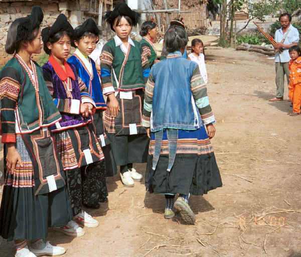 Welcoming party at the Side Comb Miao Pao Ma Cheng village, Teng Jiao township, Xingren country, Guizhou province 0010n04.jpg