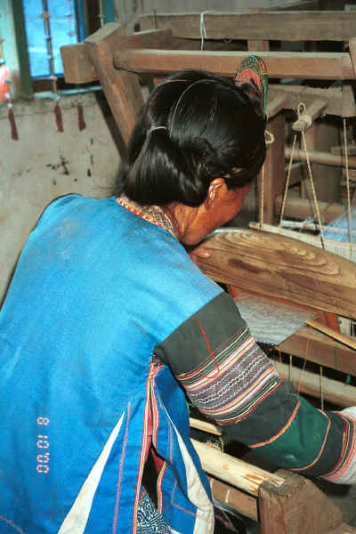 Side Comb Miao married woman weaving apron ties - Pao Ma Cheng village, Teng Jiao township, Xingren country, Guizhou province 0010n34.jpg