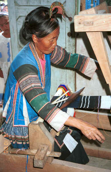 Side Comb Miao married woman weaving apron ties - Pao Ma Cheng village, Teng Jiao township, Xingren country, Guizhou province 0010n35.jpg