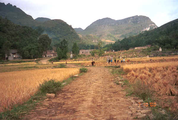 Approaching Sha Jiao village, Wan Teng township, Xingyi metropolitan area, Guizhou province 0010k34.jpg