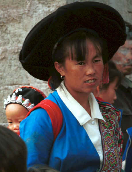 Mother and child - Sha Jiao village, Wan Teng township, Xingyi metropolitan area, Guizhou province 0010l26.jpg