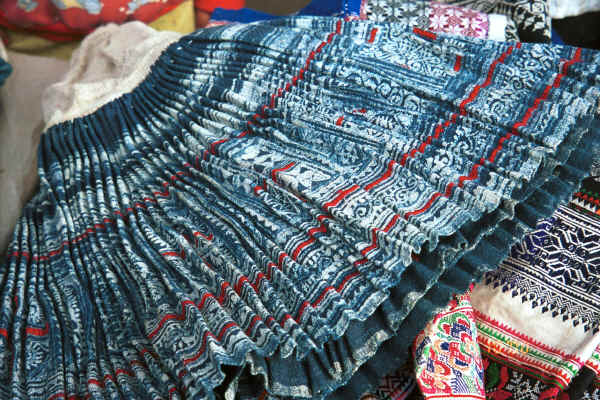 Clean Water Miao skirt lying over separate sleeves - Sha Jiao village, Wan Teng township, Xingyi metropolitan area, Guizhou province 0010m05.jpg