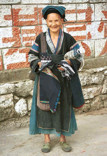 Old Bouyei woman selling textiles - Shitou village, Huanggousu township, Zhen Nin county, Guizhou province 0010u02.jpg