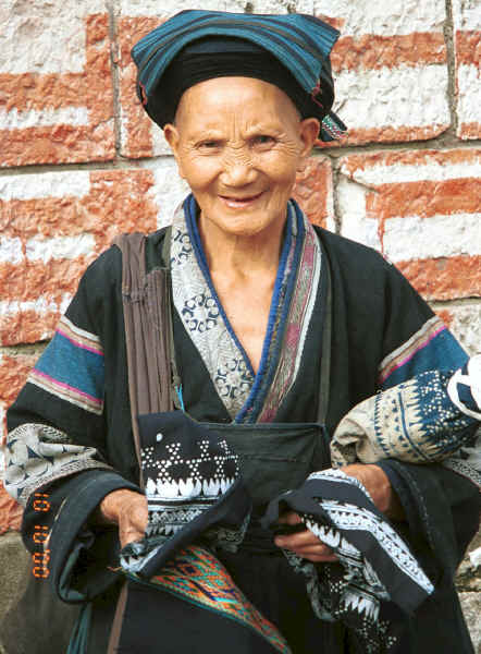 Old Bouyei woman selling textiles - Shitou village, Huanggousu township, Zhen Nin county, Guizhou province 0010u03.jpg