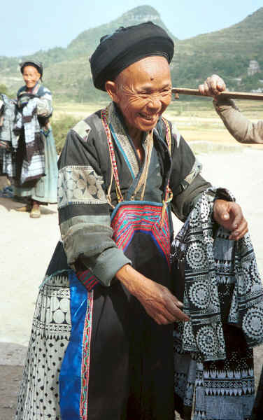 Old Bouyei woman selling textiles - Shitou village, Huanggousu township, Zhen Nin county, Guizhou province 0010u09.jpg