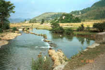 Jpeg 34K The river looking downstream from the bridge at Shitou village, Huanggousu township, Zhen Nin county, Guizhou province 0010u12.jpg