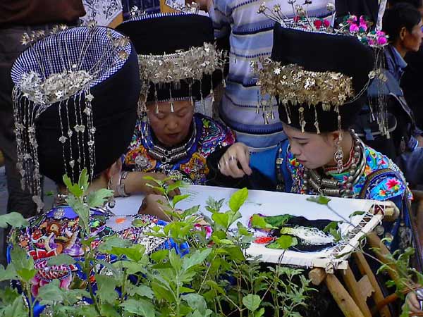 Jpeg 59K Festival in Songtao Miao Autonomous County, Tongren Prefecture, Eastern Guizhou Province, 26 May, 2004.