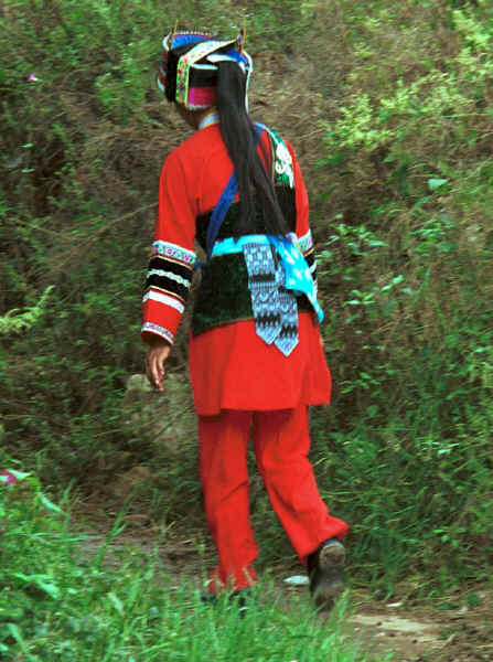 One of the Sani workers returning to the village - Stone Forest, Shilin, Stone Forest county, Yunnan province 0010b01.jpg