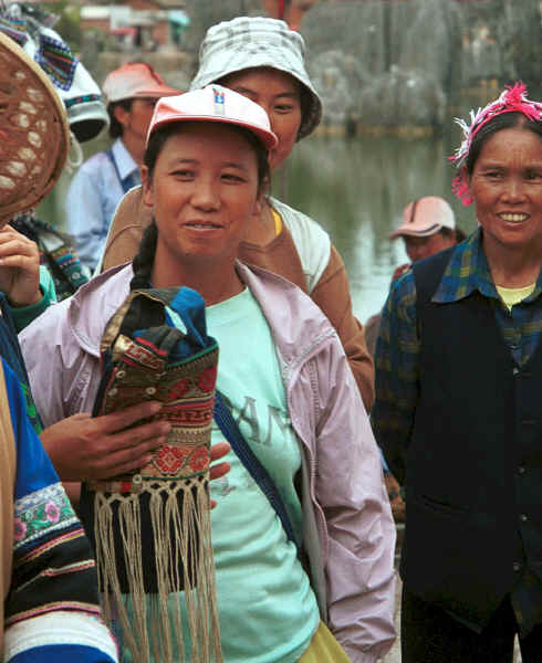 ani trader determined to complete a keen bargain for a traditional bag watched by the competition - Stone Forest, Shilin, Stone Forest county, Yunnan province 0010b09.jpg