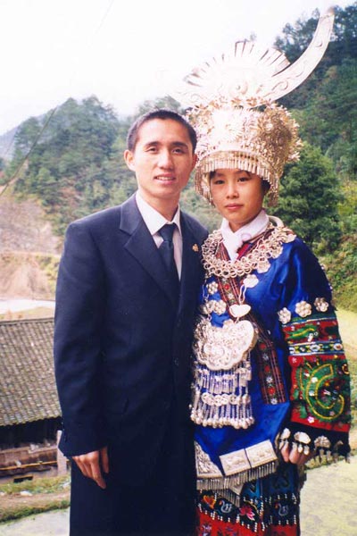 Jpeg 53K Tony Chen Hualong photographed with a Miao girl from his village