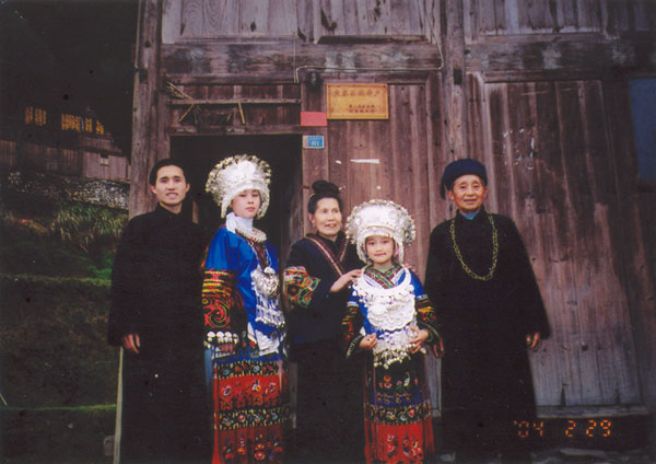 Jpeg 57K 220e Tony Chen, his girlfriend, mother, niece and father on 29 February 2004, Langde village, Guizhou province
