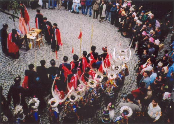 Jpeg 53K e23e 29 February 2004, the fourth day of the fertility festival. The villagers started to dance to lusheng and bronze drum and a magical tree was planted in the centre of the ground. Men and women in festival dress danced together, the girls wearing plenty of silver. All the girls who had married into other villages or places also came back for the dancing. Everyone from the village joined in the dancing, whether rich or poor, male or female, young or old. 