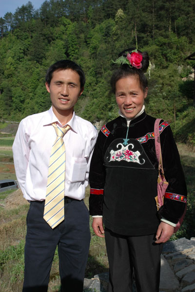 64K Jpg image The groom, Tony, with his elder sister who returned to the village for his wedding.