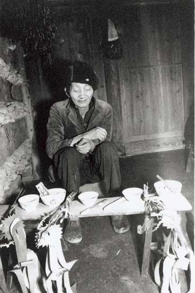 Jpeg 46K A Miao shamna carrying out a ceremony