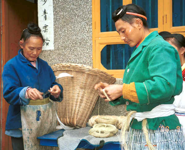 Two Big Flower Miao women splicing ramie - Xian Ma village, Hou Chang township, Puding county, Guizhou province 0010y06.jpg