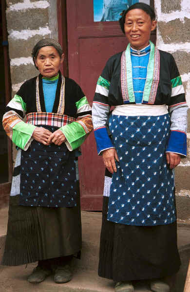 Two Side Comb Miao women outside their home - Xian Ma village, Hou Chang township, Puding county, Guizhou province 0010y24.jpg