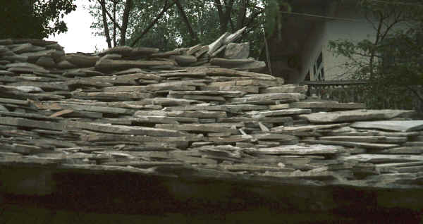 Slate roof near Xian Ma village, Hou Chang township, Puding county, Guizhou province 0010z07.jpg