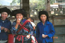 Jpeg 31K Black Miao women eating festival sticky rice, Zuo Qi village, Min Gu township, Zhenfeng county, Guizhou province 0010q10.jpg