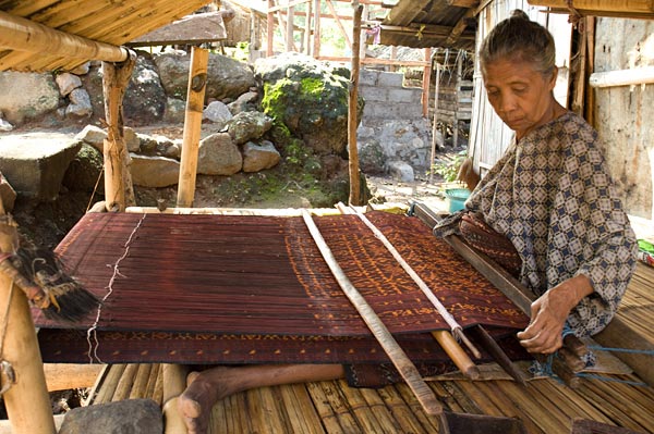 weaving with a backstrap loom at Nggela