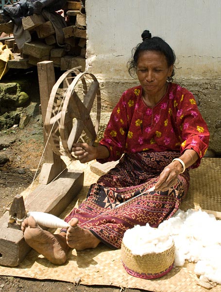 handspinning cotton at Watublapi