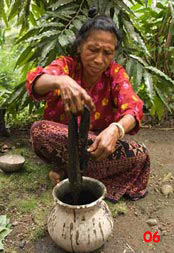 to 83K Jpg - indigo dye at Watublapi: this small pot is for demonstration purposes; large pots are used for the real thing